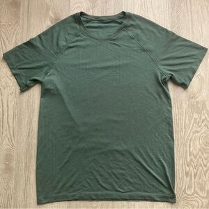 Men’s Lululemon short sleeve shirt
